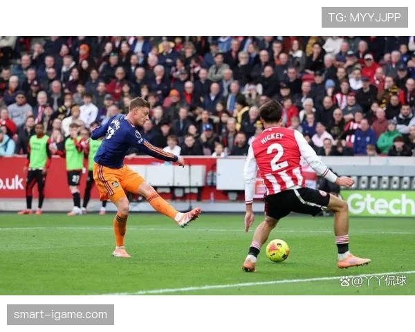 布伦特福德边路进攻再显威力，赛场掀起新一轮攻势浪潮